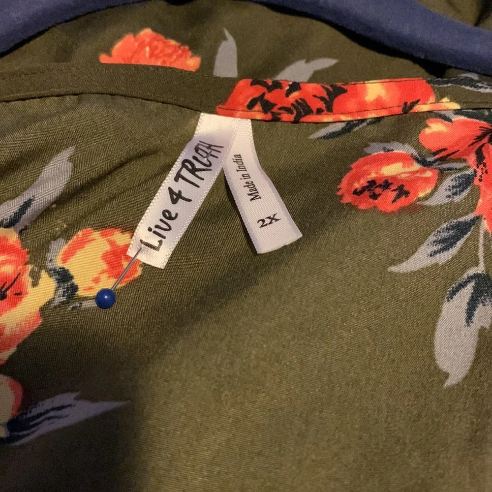 Live 4 Truth.  Army Green Top with Flowers - Picture 7 of 9